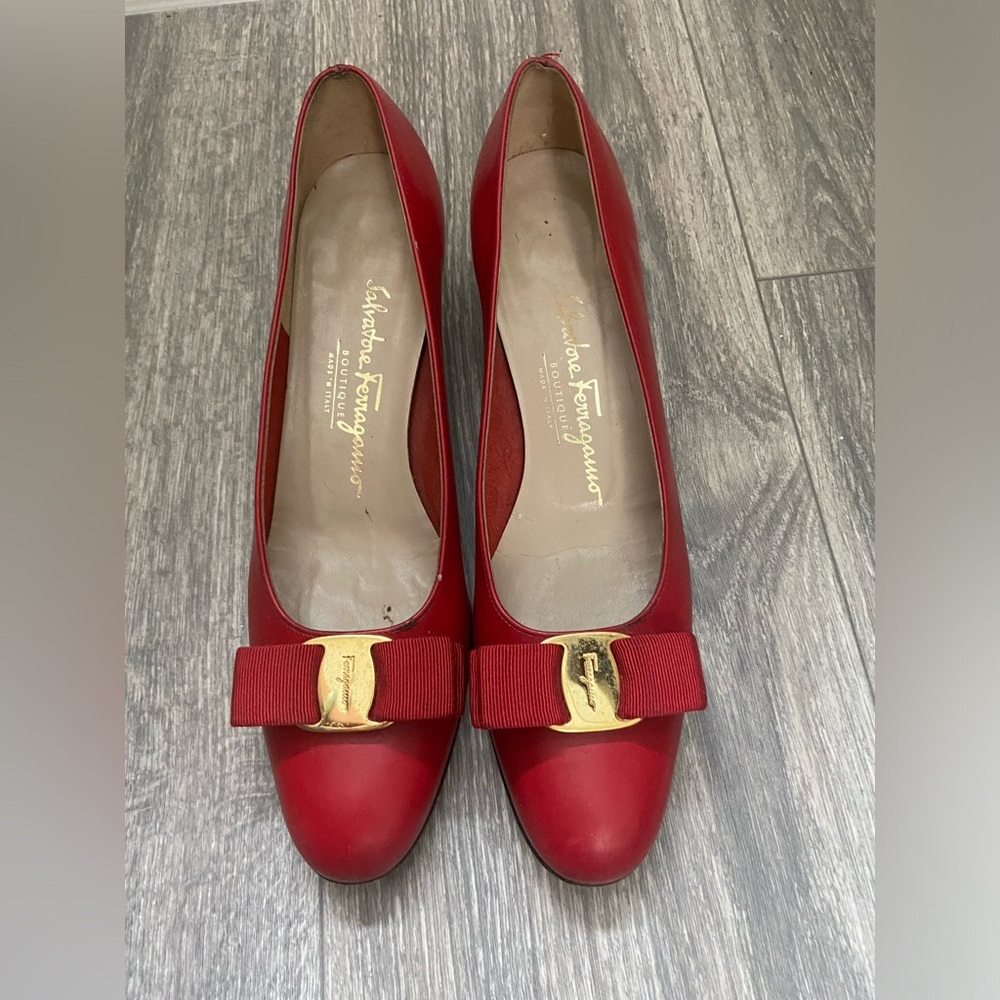 Salvatore Ferragamo Women’s Vara Red Leather Bow Low Pumps Size 8.5 /very narrow